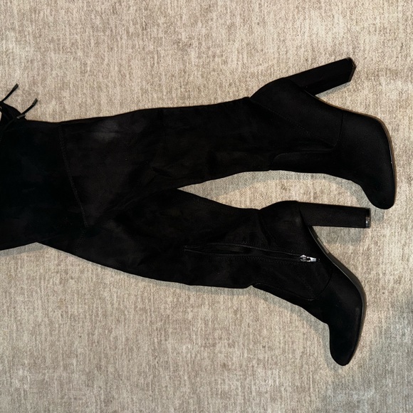 BLACK KNEE HIGH BOOTS/HEELS - Picture 7 of 7